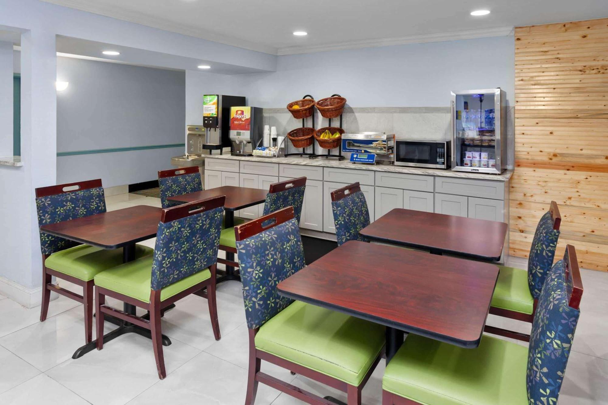 Days Inn & Suites By Wyndham Siler City Dış mekan fotoğraf