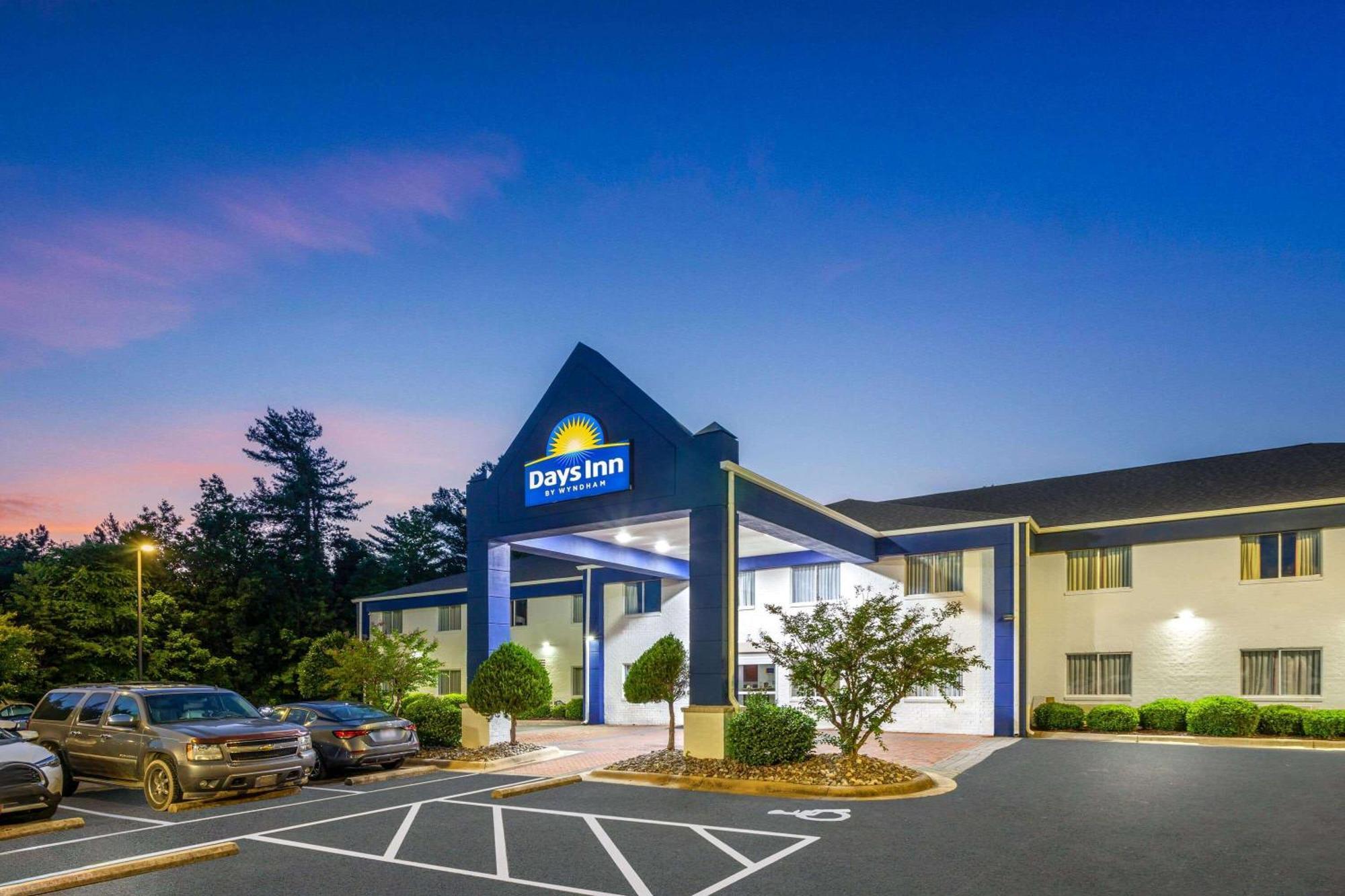 Days Inn & Suites By Wyndham Siler City Dış mekan fotoğraf